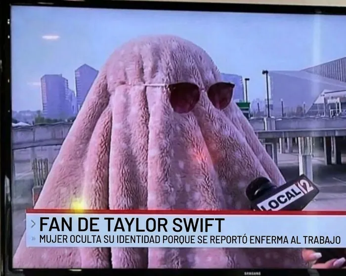 Fan de Taylor Swift disfrazada en la televisión, en una lista de imágenes y memes sin contexto.