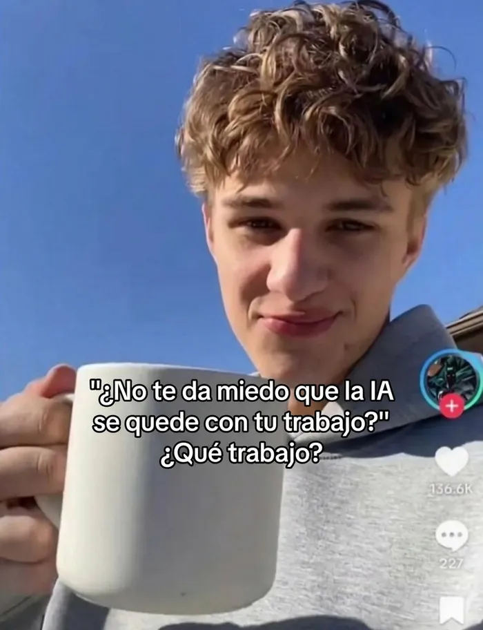 Chico sosteniendo una taza con un texto divertido, en una lista de imágenes y memes sin contexto.