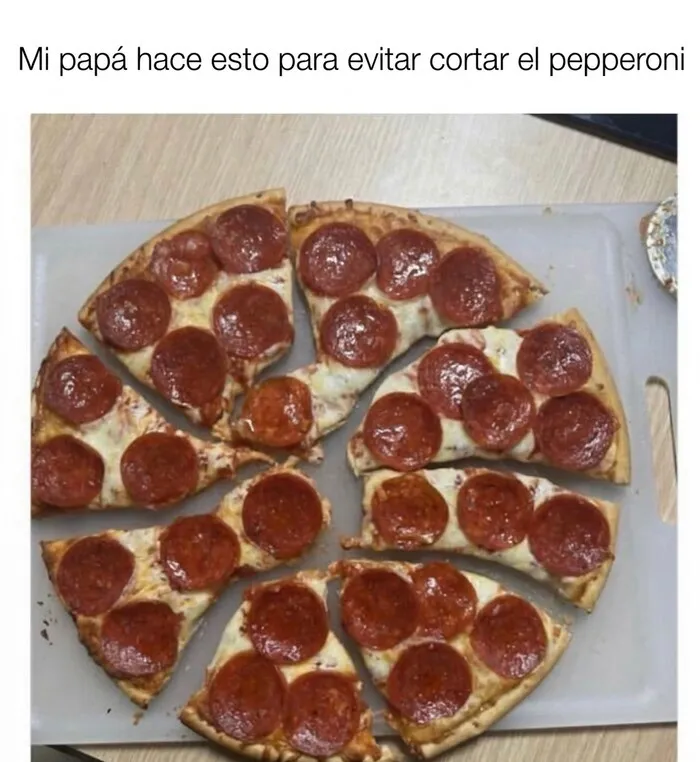 Imágenes y memes sin contexto de una pizza cortada de forma extraña para no tocar el pepperoni