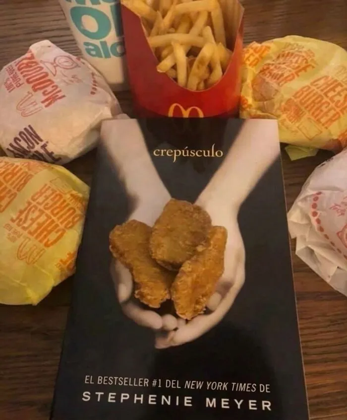 Imágenes y memes sin contexto de un libro de Crepúsculo con nuggets de pollo colocados sobre la portada