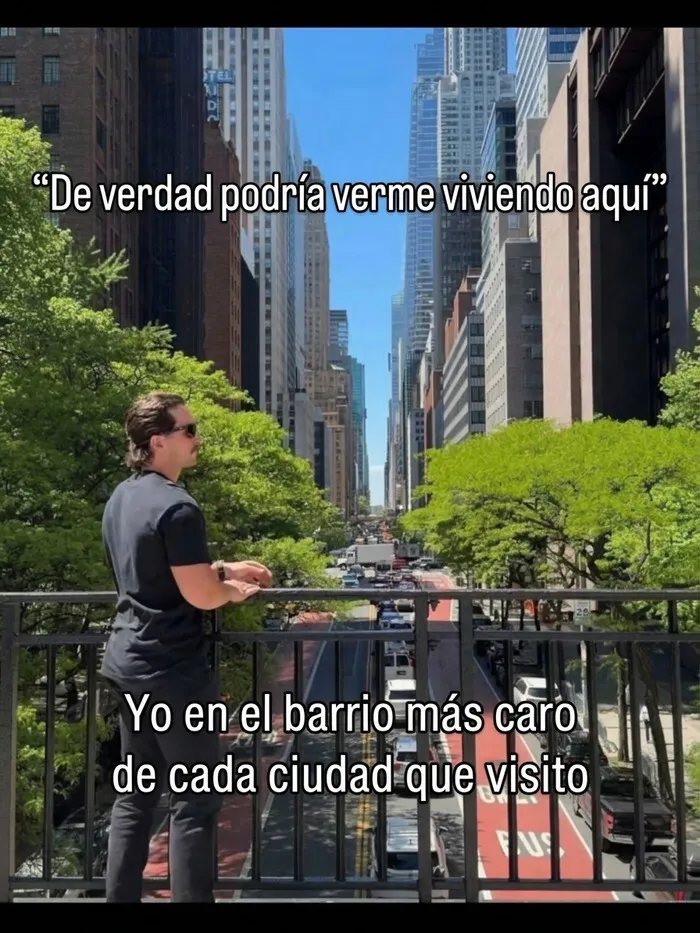 Hombre mirando una gran ciudad con un texto gracioso sobre viajar, parte de memes sin contexto cotidianos.
