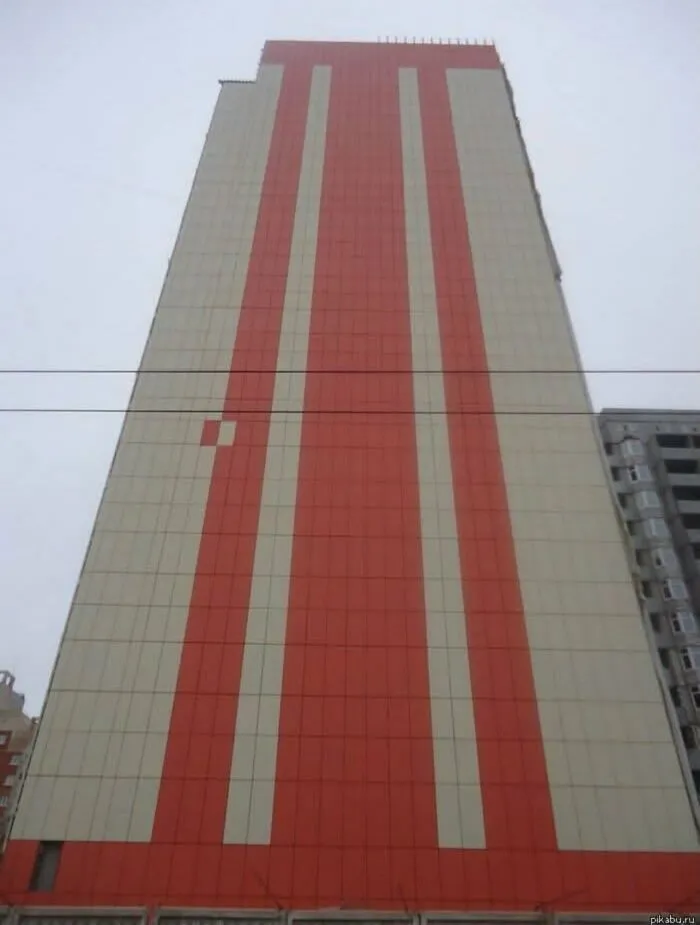 Imagen sin contexto de un edificio alto con un patrón de azulejos con un error de diseño.