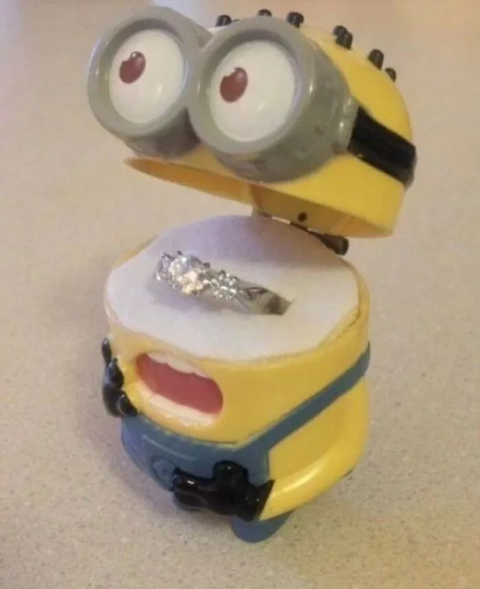 Un cajita de compromiso de Minion abierta con un anillo, parte de imágenes y memes sin contexto divertidos.