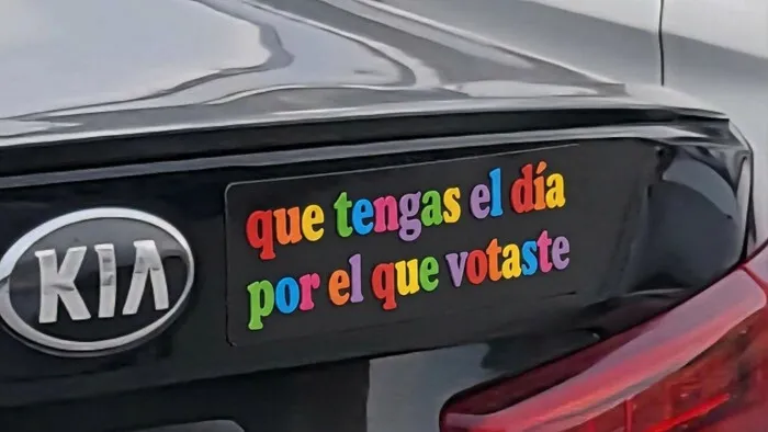 Pegatinas en los parachoques de un auto Kia con mensaje político irónico
