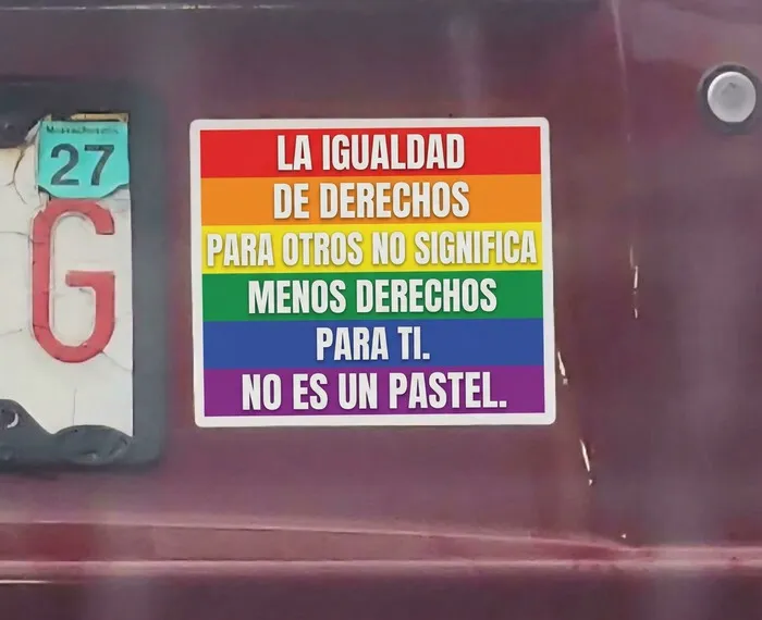 Pegatinas en los parachoques de colores sobre la igualdad de derechos