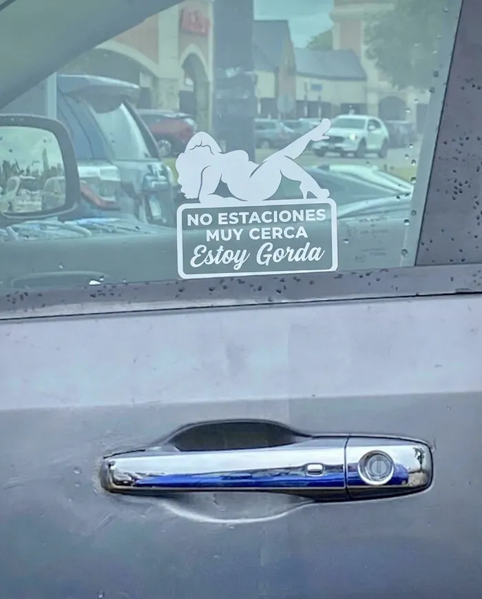 Pegatinas en los parachoques con la frase No estaciones muy cerca Estoy Gorda