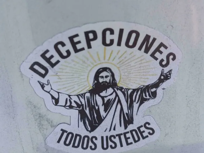 Pegatinas en los parachoques de los coches con la imagen de Jesús y la frase Decepciones todos ustedes.