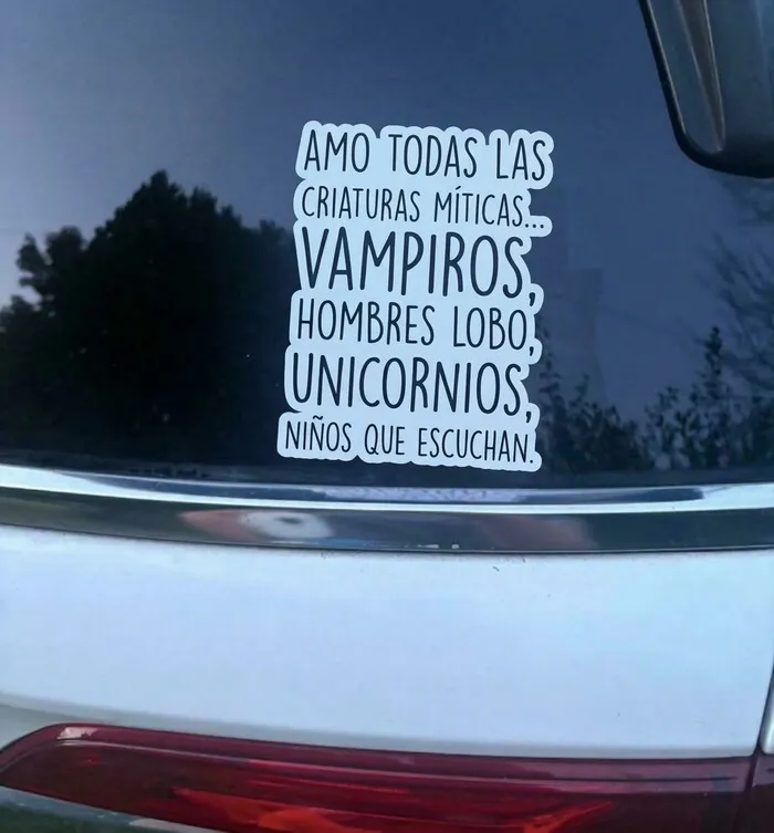 Pegatinas en los parachoques de los coches con un texto divertido sobre criaturas míticas y niños que escuchan.