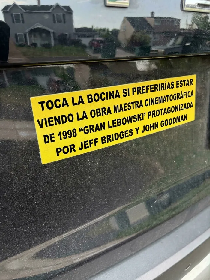 Adhesivo en el cristal con frases divertidas de cine y pegatinas en los parachoques de los coches.