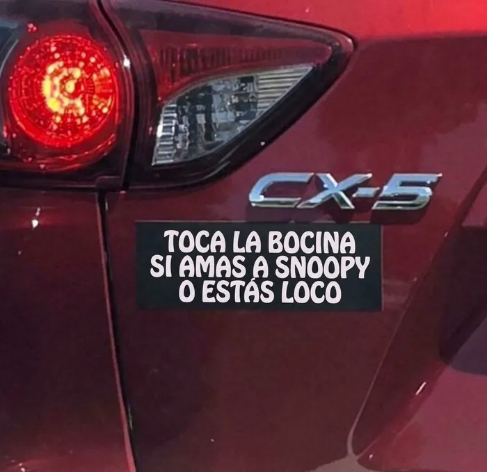 Pegatinas divertidas en parachoques de coche rojo pidiendo tocar la bocina si amas a Snoopy