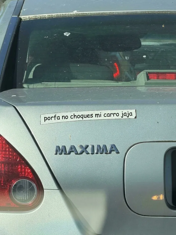 Pegatina divertida en el parachoques de un coche gris con la frase porfa no choques mi carro.