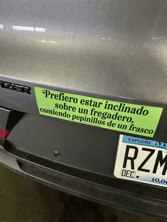 Pegatina verde divertida en el parachoques de un coche con frase graciosa sobre pepinillos