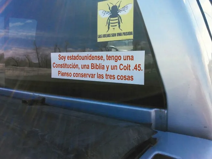 Pegatinas en los parachoques de coches con mensaje patriótico y dibujo de abejas