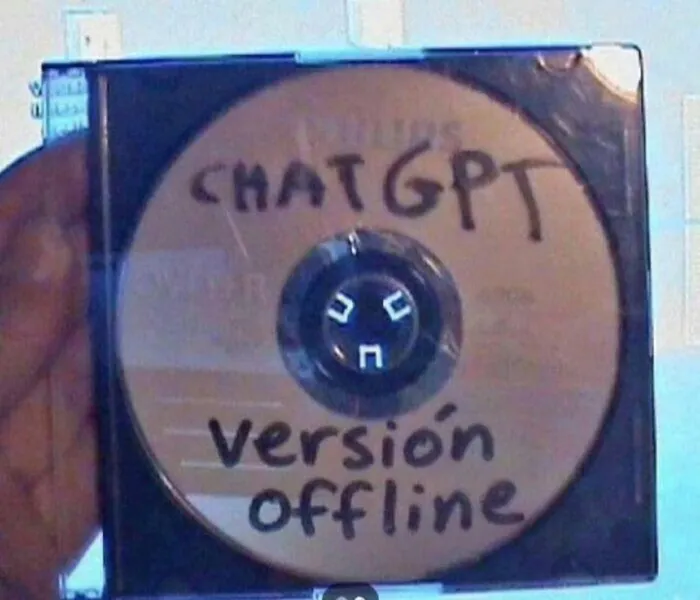 Un disco de CD escrito a mano como ChatGPT offline, una de las mentiras ridiculas publicadas en internet.