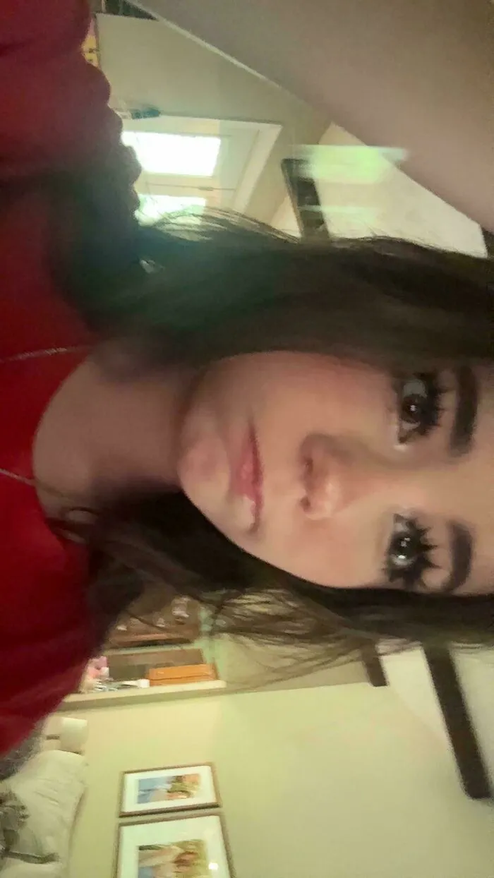 Selfie de una joven al revés como ejemplo de mentiras ridículas en internet.