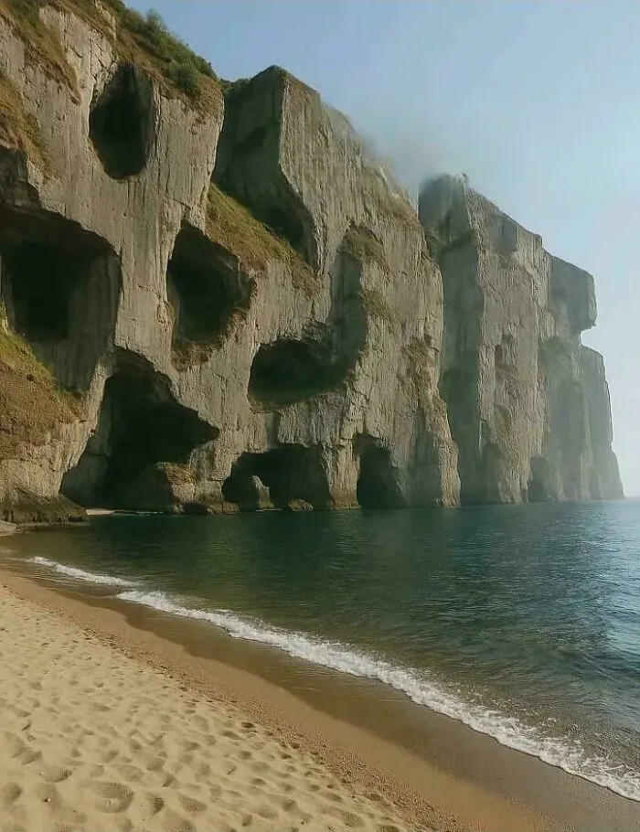 Paisaje costero con acantilados de piedra que parecen mentiras ridiculas publicadas en internet por su forma de cara.