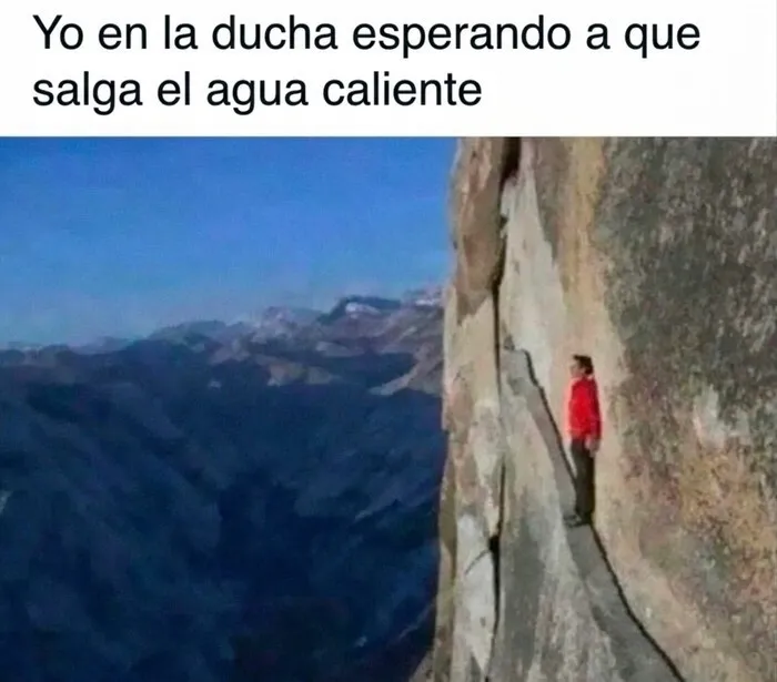Persona pegada a la pared de la ducha esperando agua caliente en memes divertidos