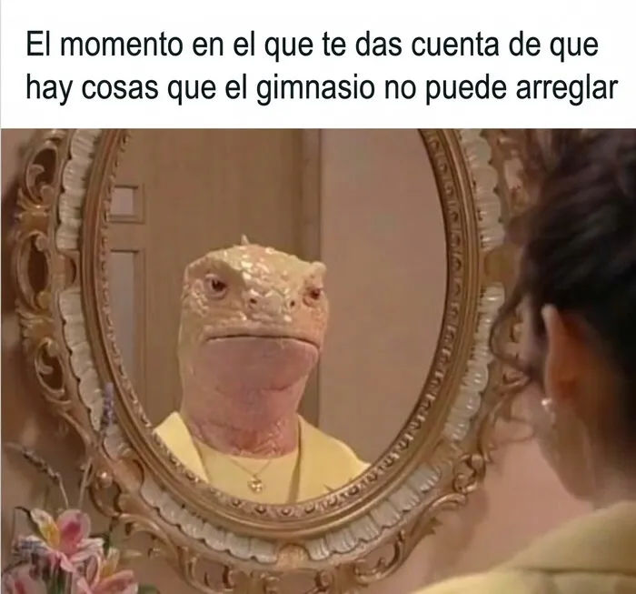 Meme divertido de un personaje de lagarto mirándose al espejo sobre hábitos cuestionables y el gimnasio.