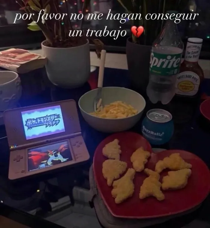 Nintendos DS con nuggets y refrescos ilustrando memes divertidos sobre no querer trabajar