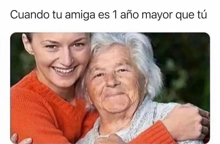 Una mujer joven abrazando a una anciana en memes divertidos sobre la diferencia de edad