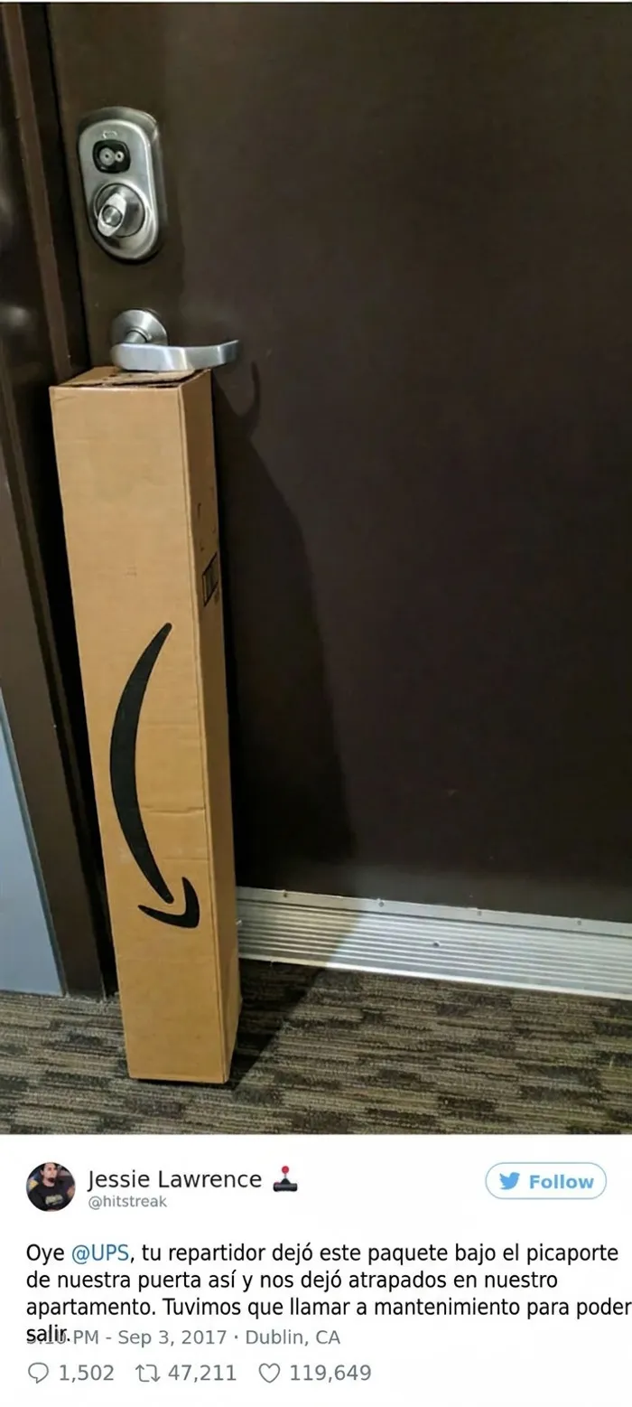 Paquete de repartidores bloqueando la puerta de una casa