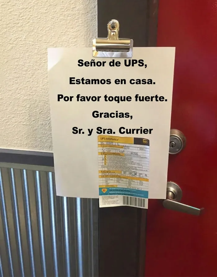 Nota en la puerta para repartidores ignorada con un aviso de intento de entrega