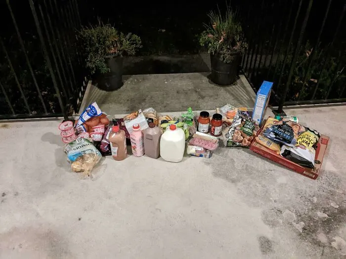 Multitud de alimentos dejados en el suelo por repartidores descuidados.
