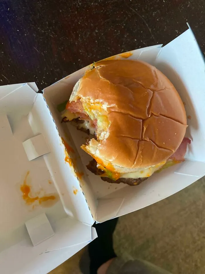 Hamburguesa entregada a la que le falta un mordisco por fallos de repartidores de comida