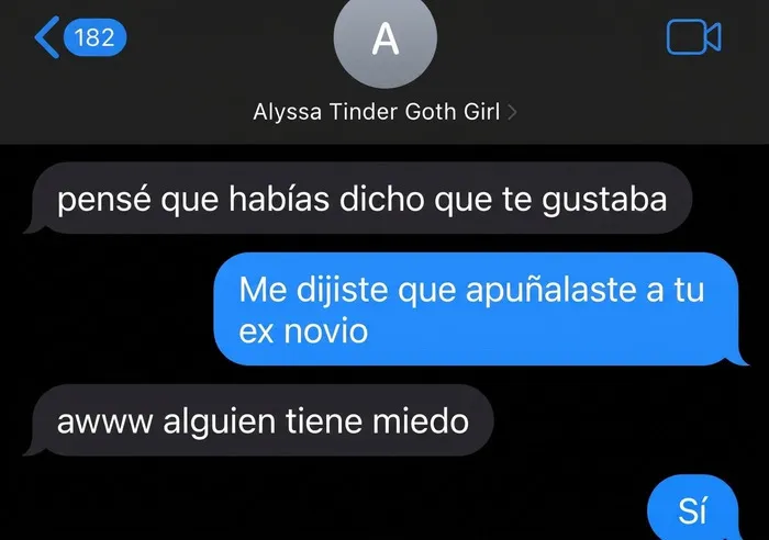 Mensajes de texto divertidos e incómodos sobre una revelación aterradora en una cita.