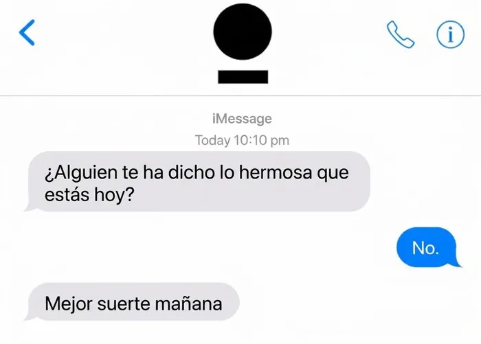 Chat con mensajes de texto incómodos sobre un piropo que termina de forma sarcástica.