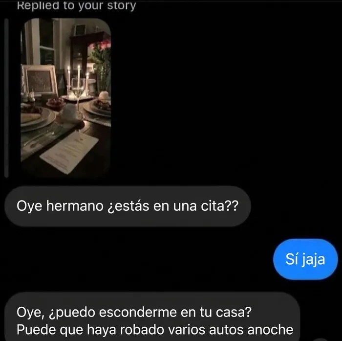 Captura de pantalla con mensajes de texto incómodos sobre una cita romántica y una confesión absurda