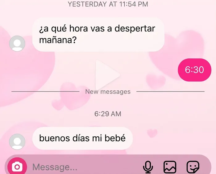 Captura de pantalla con mensajes de texto divertidos sobre la hora de despertar y dar los buenos días