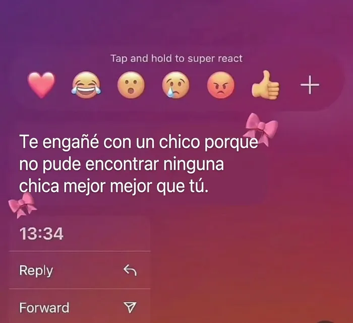 Mensajes de texto incómodos con una confesión absurda sobre una infidelidad en una conversación de chat.
