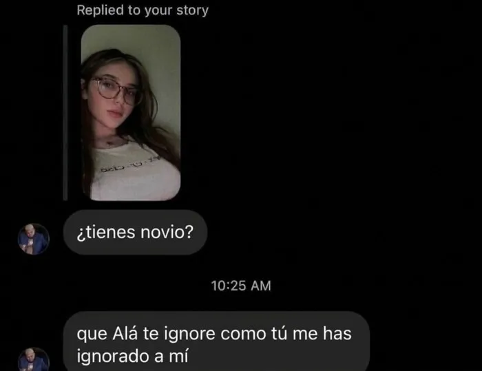 Captura de chat con mensajes de texto incómodos tras no recibir respuesta a una pregunta en Instagram.