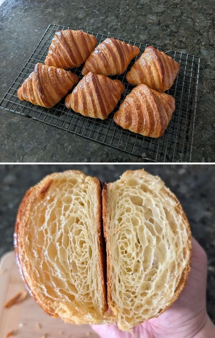 Cruasanes dorados y hojaldrados, muestra de técnica y arte en repostería.