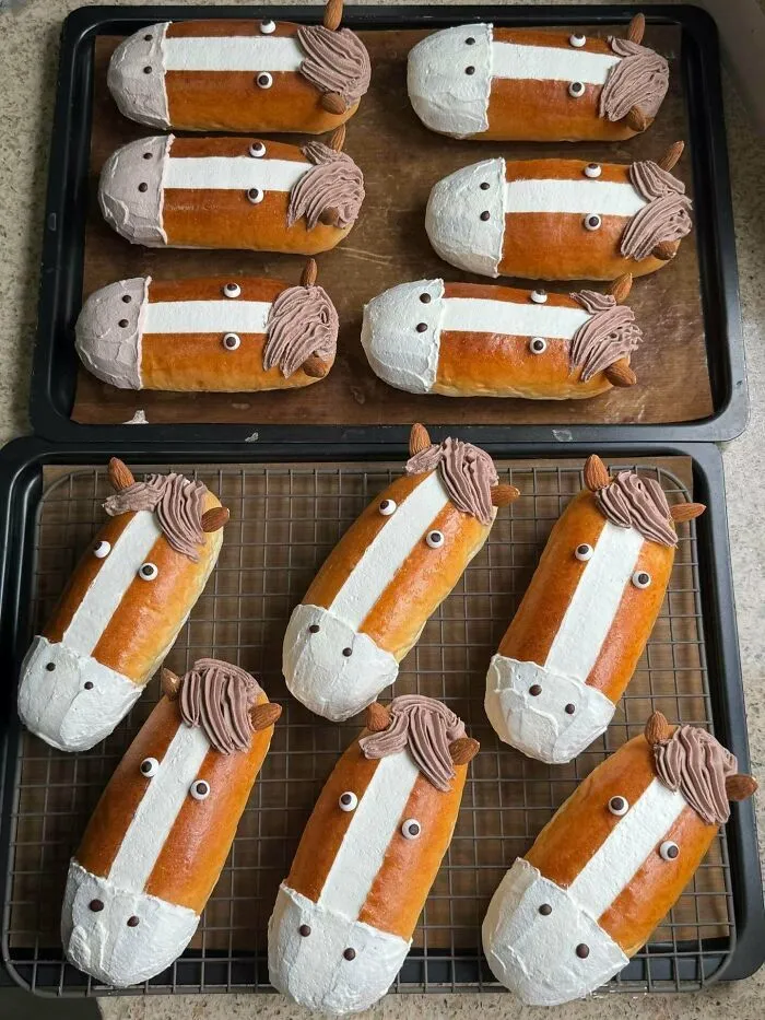 Bollos de crema con forma de caballo hechos por expertos en repostería.
