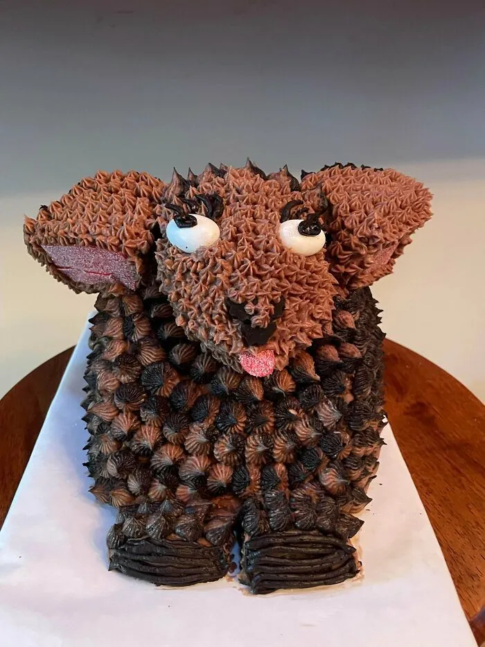 Pastel decorado con crema para parecer un animalito de chocolate, muestra de repostería creativa.