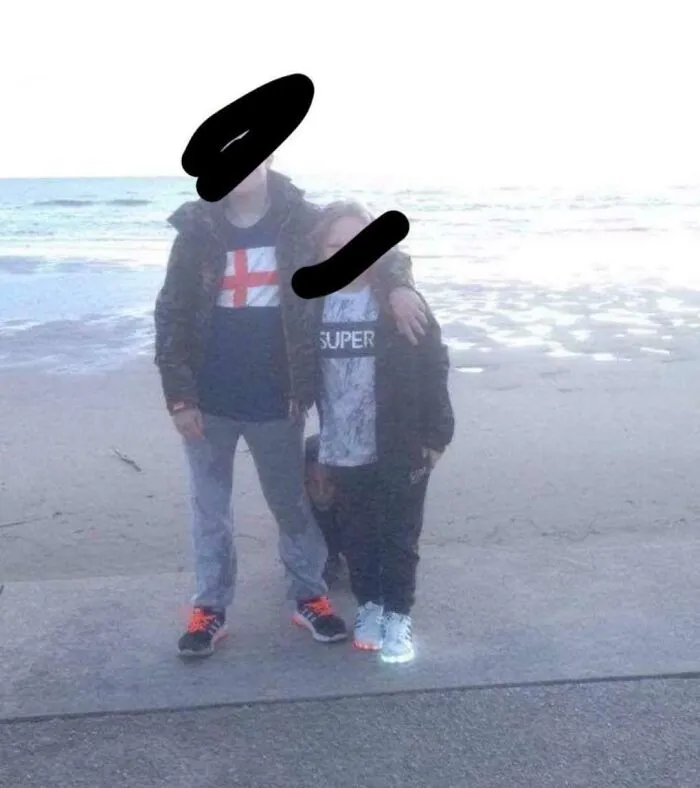 Niños en la playa con una figura extraña entre ellos, parte de imágenes aterradoras.