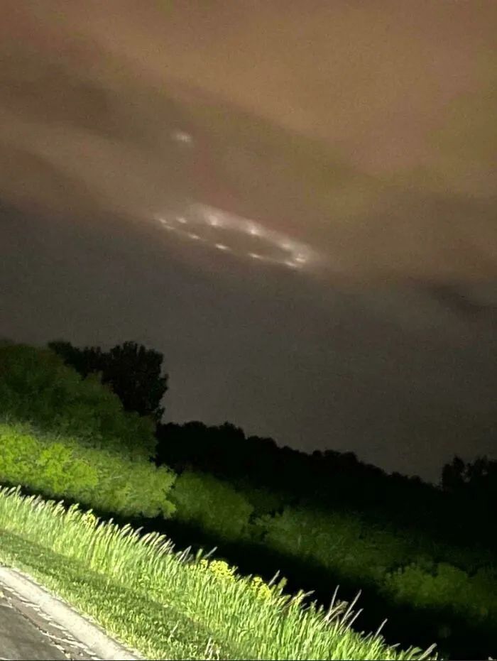 Luces misteriosas en el cielo nocturno sobre el bosque, entre imágenes aterradoras.