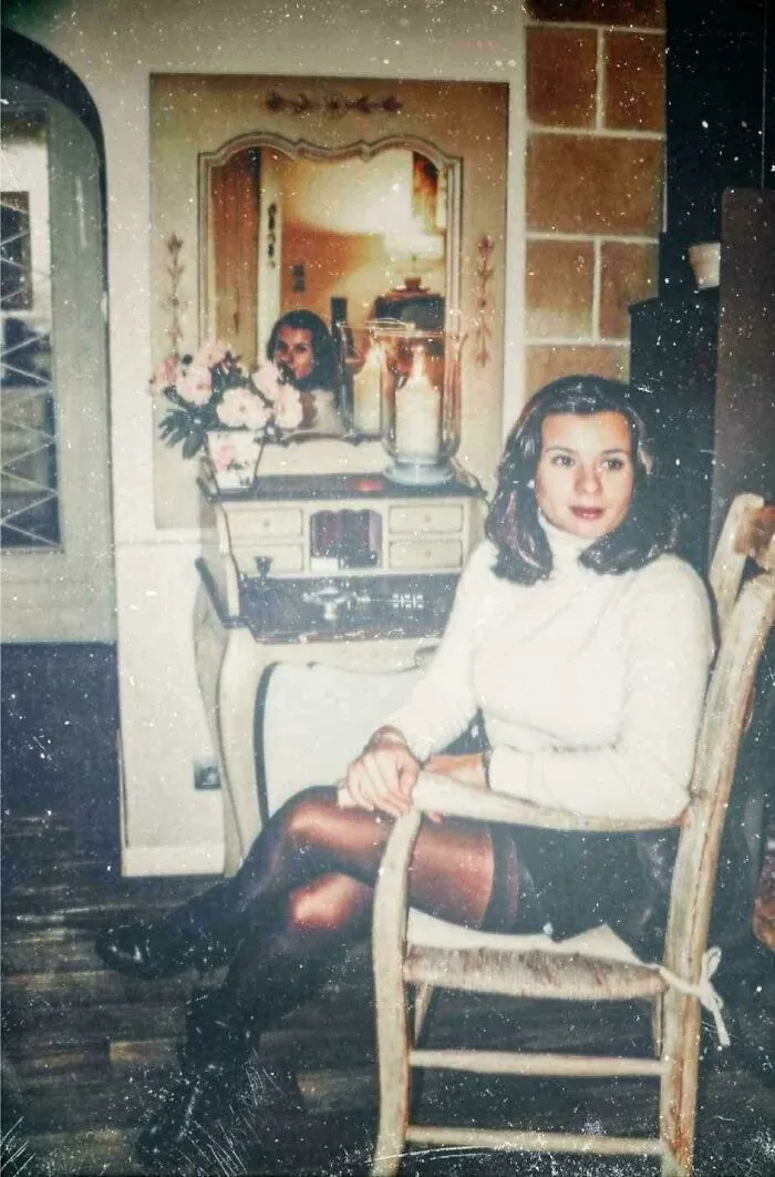 Retrato antiguo de una mujer sentada que muestra un reflejo inquietante entre las imágenes aterradoras de la colección.