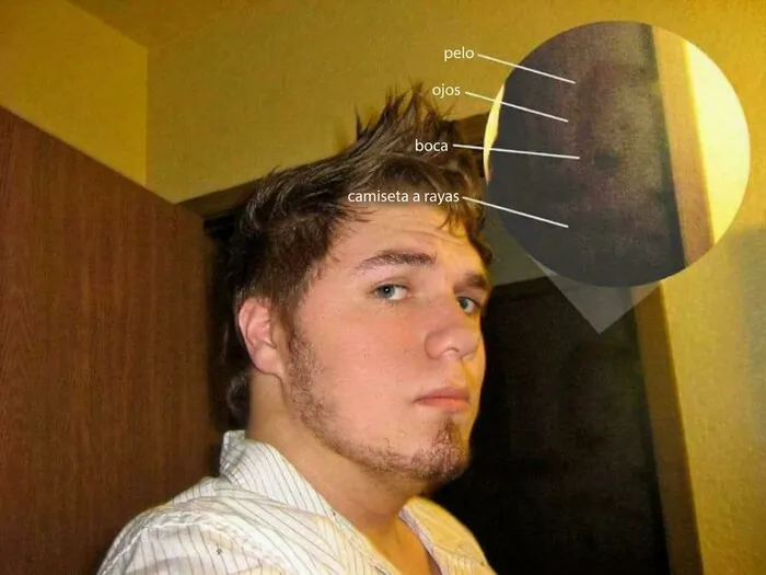 Selfie con una figura sombría al fondo entre imágenes aterradores.