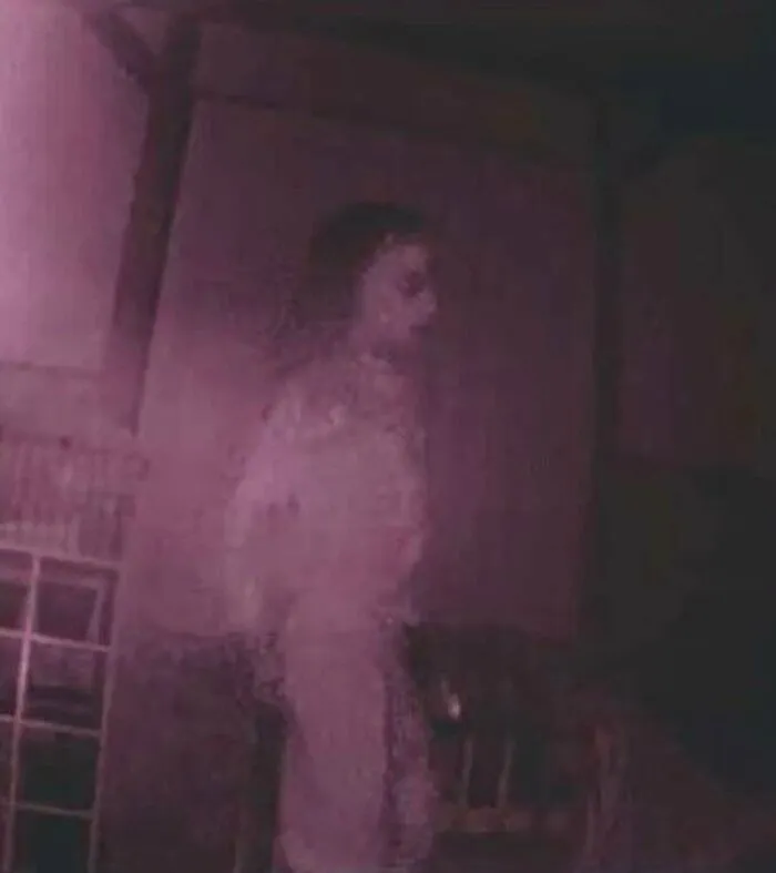Captura en visión nocturna con una figura espectral entre varias imágenes y eventos aterradores.