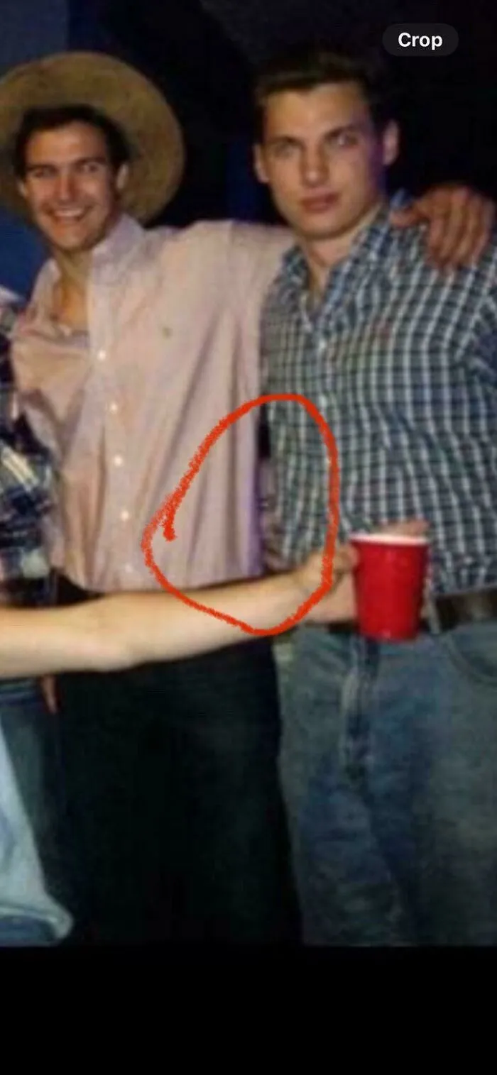 Ilusión óptica en foto con un brazo misterioso entre imágenes aterradores.