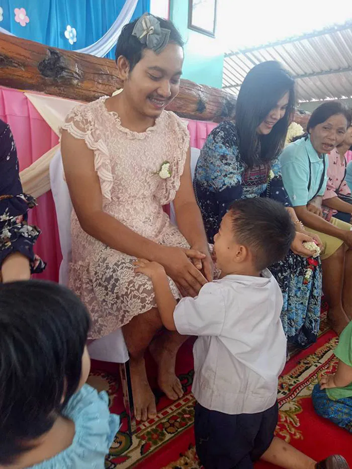 En El Día De La Madre En Tailandia, Este Padre Se Puso Un Vestido Para Su Hijo, Ya Que Su Madre Había Muerto Y No Quería Que Se Sintiera Solo
