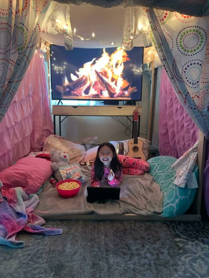 La Clase De Mi Hija Celebró Una "Noche En El Fuerte" Virtual Para Celebrar El Fin De Curso Y Su Padre Le Hizo Este Superfuerte