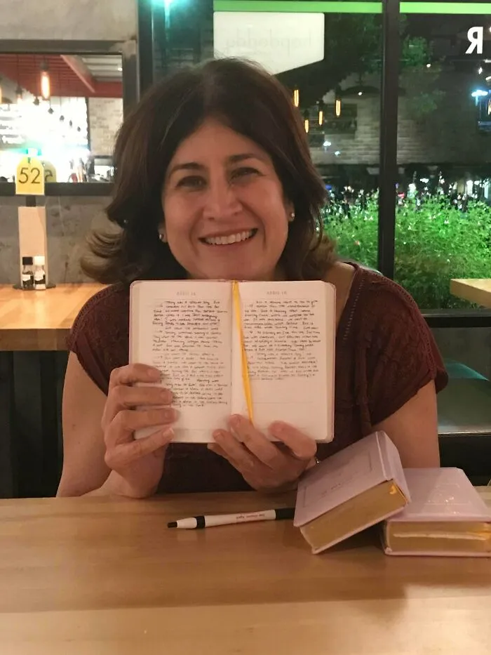 Esta Clienta Del Bar Estaba Escribiendo Estos Libros. Tiene 3 Hijas Y Cada Día Les Escribe 5 Líneas A Cada Una Y Se Los Regalará Cuando Se Casen
