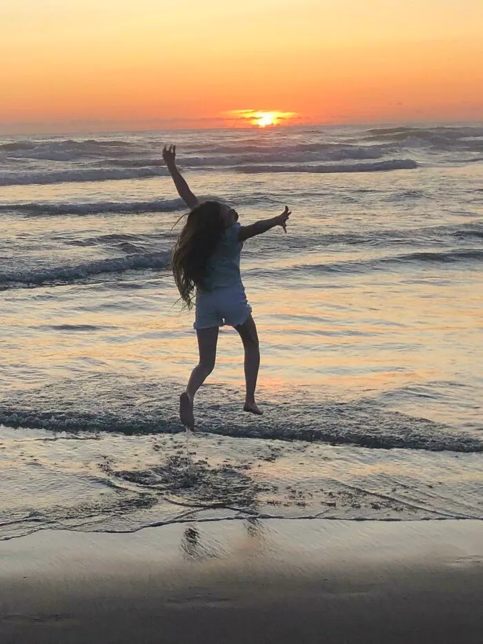 Estamos De Vacaciones Y Estaba Leyendo Un Buen Libro Cuando Mi Hija Quiso Que Fueramos A Caminar A La Playa. Le Saqué La Mejor Foto