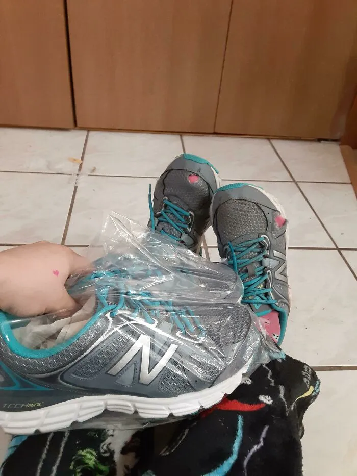 Cada Día Me Pongo Este Calzado Para Trabajar Y Ya Lo Tenía Destrozado. Mi Madre Se Dio Cuenta Y Me Envió Esto
