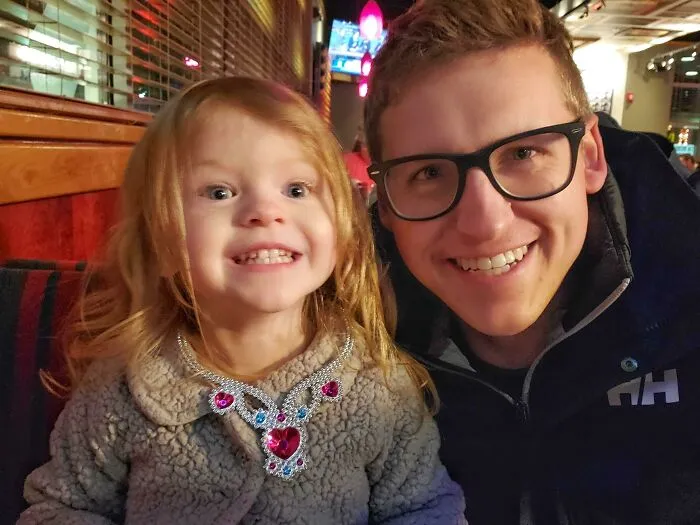 Mi Hija Ha Tenido Una Hermanita Hace Un Mes, Y Le Cuesta Acostumbrarse. Me La He Llevado A Cenar Para Asegurarle Que Sigue Siendo Mi Princesita