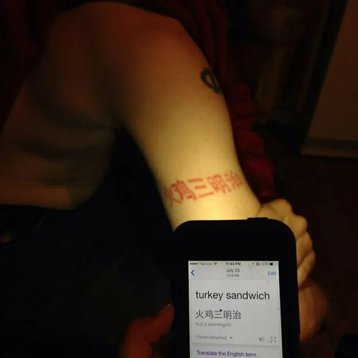 15 Personas que entendían otros idiomas y se rieron con estos terribles tatuajes
